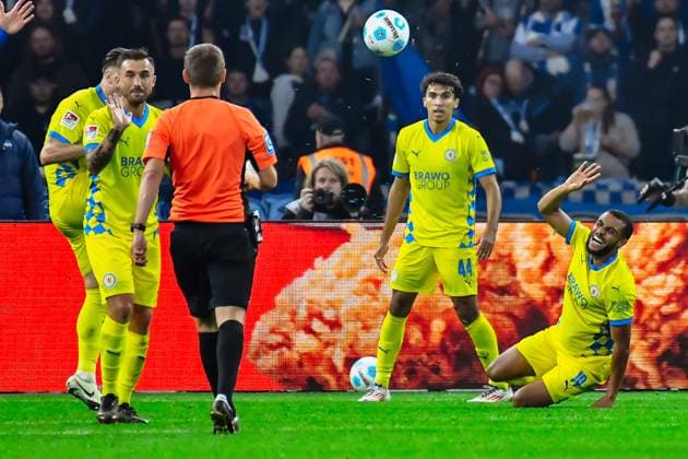 18.10.2024, xlakx, Fussball 2.Bundesliga, Hertha BSC Berlin - Eintracht Braunschweig emspor, 4v.l. Leon Bell Bell (Eintracht Braunschweig 19),verursacht Strafelmeter (DFL DFB REGULATIONS PROHIBIT ANY USE OF PHOTOGRAPHS as IMAGE SEQUENCES and or QUASI-VIDEO) Daniel Lakomski Jan Huebner Berlin