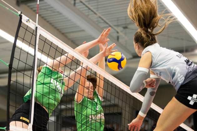 1. Volleyball Bundesliga Frauen: Schwarz-Weiss Erfurt vs. USC Münster; Erfurt; 18.10.2024 Kira Thomsen ( 6; Schwarz-Weiss Erfurt) gegen Mia Kirchhoff ( 15; USC Münster) (links) und Marije ten Brinke ( 6; USC Münster) (rechts) 1. Volleyball Bundesliga Frauen: Schwarz-Weiss Erfurt vs. USC Münster; Riethsporthalle Erfurt; 18.10.2024 Copyright: xBEAUTIFULxSPORTS Duehringx