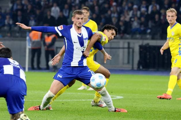 DEU, DFL, 2. FBL, Hertha BSC vs. Braunschweig, 18.10.2024, Berliner Olympiastadion, Berlin, DEU, DFL, 2. FBL, Hertha BSC vs. Braunschweig, im Bild Michael Cuisance (Hertha BSC Berlin 27), Johann Gomez (Eintracht Braunschweig 44) DFL - regulations prohibit any use of Photographs as image sequences and or quasi-video Foto: Juergen Engler nordphoto GmbH