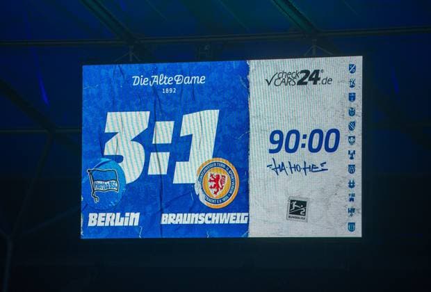 Fussball, Herren, Saison 2024 2025, 2. Bundesliga (9. Spieltag), Hertha BSC - Eintracht Braunschweig, Anzeigetafel mit 3:1-Endstand, 18.10. 2024,