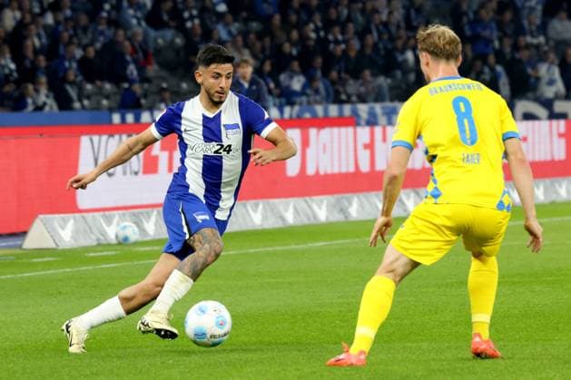 DEU, DFL, 2. FBL, Hertha BSC vs. Braunschweig, 18.10.2024, Berliner Olympiastadion, Berlin, DEU, DFL, 2. FBL, Hertha BSC vs. Braunschweig, im Bild Kevin Sessa (Hertha BSC Berlin 8), Niklas Tauer (Eintracht Braunschweig 8) DFL - regulations prohibit any use of Photographs as image sequences and or quasi-video Foto: Juergen Engler nordphoto GmbH