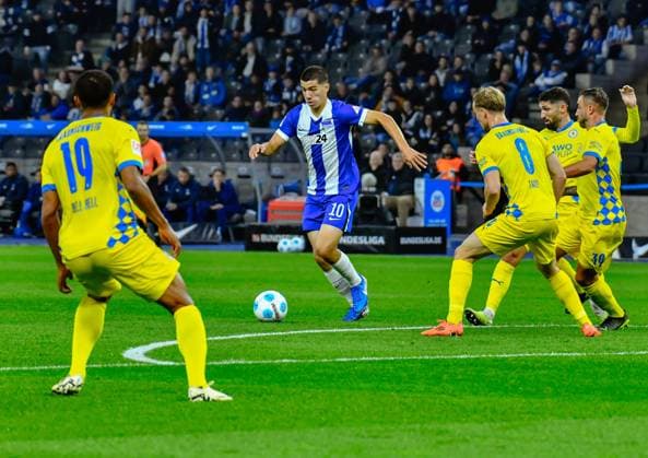 Fussball 2.Bundesliga, Hertha BSC Berlin - Eintracht Braunschweig 18.10.2024, xdanx, Fussball 2.Bundesliga, Hertha BSC Berlin - Eintracht Braunschweig v.l.Leon Bell Bell (Eintracht Braunschweig 19),Ibrahim Maza (Hertha BSC 10) am Ball,Niklas Tauer (Eintracht Braunschweig 8),Robin Krauße(Eintracht Braunschweig 39),Fabio Kaufmann (Eintracht Braunschweig 7),Zweikampf, Duell, Kampf, tackle (DFL DFB REGULATIONS PROHIBIT ANY USE OF PHOTOGRAPHS as IMAGE SEQUENCES and or QUASI-VIDEO) Daniel Lakomski Mix1 Berlin Olympiastadion Berlin Berlin Deutschland (DE)