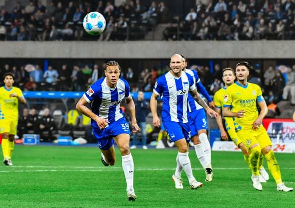 Fussball 2.Bundesliga, Hertha BSC Berlin - Eintracht Braunschweig 18.10.2024, xdanx, Fussball 2.Bundesliga, Hertha BSC Berlin - Eintracht Braunschweig v.l.Derry Scherhant (Hertha BSC Berlin 39),Toni Leistner (Hertha BSC 37),Ermin Bicakcic (Eintracht Braunschweig 6) (DFL DFB REGULATIONS PROHIBIT ANY USE OF PHOTOGRAPHS as IMAGE SEQUENCES and or QUASI-VIDEO) Daniel Lakomski Mix1 Berlin Olympiastadion Berlin Berlin Deutschland (DE)