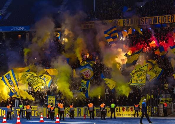 Bilder des Jahres 2024, Sport 10 Oktober Sport Themen der Woche KW42 Fussball 2.Bundesliga, Hertha BSC Berlin - Eintracht Braunschweig 18.10.2024, xdanx, Fussball 2.Bundesliga, Hertha BSC Berlin - Eintracht Braunschweig v.l.Fans, Stimmung, Schals, Fahnen, Besucher, Trikots, Ultras, Eintracht Braunschweig,Berlin, zuenden Pyrotechnik, Bengalos, Rauch (DFL DFB REGULATIONS PROHIBIT ANY USE OF PHOTOGRAPHS as IMAGE SEQUENCES and or QUASI-VIDEO) Daniel Lakomski Mix1 Berlin Olympiastadion Berlin Berlin Deutschland (DE) *** Soccer 2 Bundesliga, Hertha BSC Berlin Eintracht Braunschweig 18 10 2024, xdanx, Soccer 2 Bundesliga, Hertha BSC Berlin Eintracht Braunschweig v l fans, atmosphere, scarves, flags, visitors, jerseys, Ultras, Eintracht Braunschweig,Berlin, pyrotechnics, Bengalos, smoke DFL DFB REGULATIONS PROHIBIT ANY USE OF PHOTOGRAPHS as IMAGE SEQUENCES and or QUASI VIDEO Daniel Lakomski Mix1 Berlin Olympiastadion Berlin Berlin Germany EN Copyright: xDanielxLakomskix