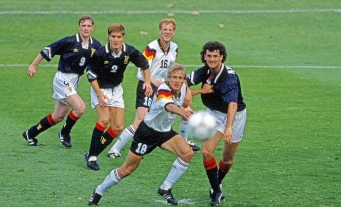 15.06.92 Deutschland - Schottland Schweden, Nörrköping, 15.06.1992, Fussball, EM 1992 in Schweden, Deutschland - Schottland (2:0): v.l. Jürgen Klinsmann (Deutschland), Dave McPherson (Schottland). *** 15 06 92 Germany Scotland Sweden, Nörrköping, 15 06 1992, Football, European Championship 1992 in Sweden, Germany Scotland 2 0 v l Jürgen Klinsmann Germany , Dave McPherson Scotland