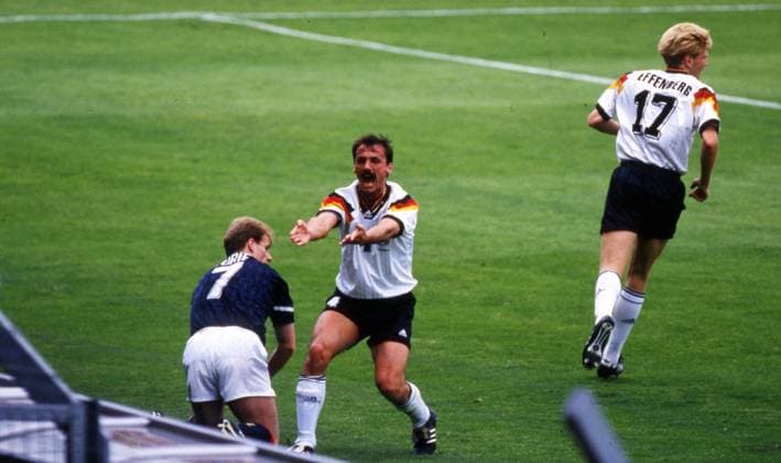 15.06.92 Deutschland - Schottland Schweden, Nörrköping, 15.06.1992, Fussball, EM 1992 in Schweden, Deutschland - Schottland (2:0): v.l. Gordon Durie (Schottland), Jürgen Kohler, Stefan Effenberg (beide Deutschland). *** 15 06 92 Germany Scotland Sweden, Nörrköping, 15 06 1992, Football, European Championship 1992 in Sweden, Germany Scotland 2 0 v l Gordon Durie Scotland , Jürgen Kohler, Stefan Effenberg both Germany