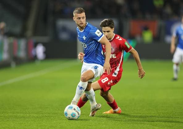 18.10.2024, xdcx, Fussball 2. Bundesliga, SV Darmstadt 98 - 1. FC Köln, emonline, emspor, despor, v.l., Fabian Nürnberger (SV Darmstadt 98), Denis Huseinbasic (1. FC Köln) DFL DFB REGULATIONS PROHIBIT ANY USE OF PHOTOGRAPHS AS IMAGE SEQUENCES AND OR QUASI-VIDEO.