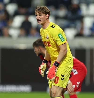 18.10.2024, xdcx, Fussball 2. Bundesliga, SV Darmstadt 98 - 1. FC Köln, emonline, emspor, despor, v.l., Torwart Jonas Urbig (1. FC Köln) gibt Anweisungen, gestikuliert, mit den Armen gestikulieren gives instructions, gesticulate DFL DFB REGULATIONS PROHIBIT ANY USE OF PHOTOGRAPHS AS IMAGE SEQUENCES AND OR QUASI-VIDEO. Copyright: HMBxMedia Claus