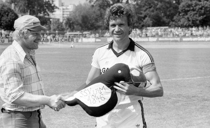 05.06.82 SSV Ulm 1846 - FC Augsburg Deutschland, Ulm, 05.06.1982, Fussball, Aufstiegsrunde 2. Bundesliga, SSV Ulm 1846 - FC Augsburg (2:0): Willi Hoffmann (SSV Ulm 1846) bekommt einen Plüschspatzen geschenkt. *** 05 06 82 SSV Ulm 1846 FC Augsburg Germany, Ulm, 05 06 1982, Soccer, Promotion round 2 Bundesliga, SSV Ulm 1846 FC Augsburg 2 0 Willi Hoffmann SSV Ulm 1846 gets a plush sparrow as a present