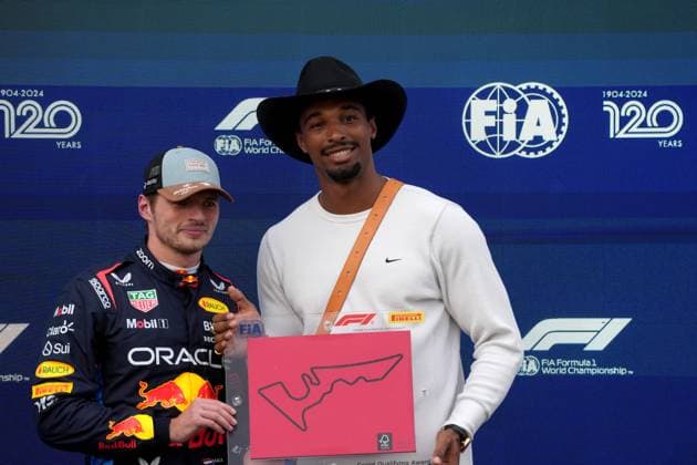 18.10.2024, Circuit of The Americas, Austin, FORMULA 1 PIRELLI UNITED STATES GRAND PRIX 2024 ,im Bild Zehnkämpfer Leo Neugebauer überreicht Max Verstappen (NLD), Oracle Red Bull Racing die Trophäe für die Poelposition im Sprintrennen. (Photo by Hasan Bratic DeFodi Images) not used in POL SRB CRO FRA GBR NED ITA USA Defodi-506_20241018_hbr_6859