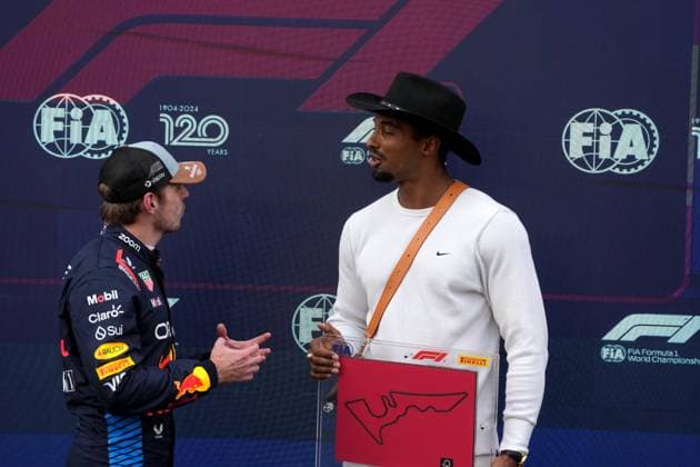 18.10.2024, Circuit of The Americas, Austin, FORMULA 1 PIRELLI UNITED STATES GRAND PRIX 2024 ,im Bild Zehnkämpfer Leo Neugebauer überreicht Max Verstappen (NLD), Oracle Red Bull Racing die Trophäe für die Poelposition im Sprintrennen. (Photo by Hasan Bratic DeFodi Images) not used in POL SRB CRO FRA GBR NED ITA USA Defodi-506_20241018_hbr_6927