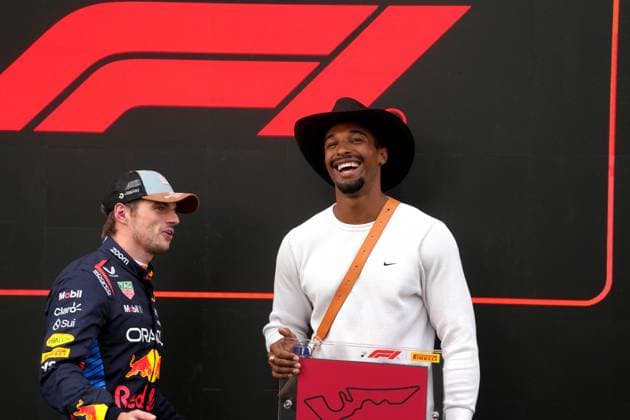 18.10.2024, Circuit of The Americas, Austin, FORMULA 1 PIRELLI UNITED STATES GRAND PRIX 2024 ,im Bild Zehnkämpfer Leo Neugebauer überreicht Max Verstappen (NLD), Oracle Red Bull Racing die Trophäe für die Poelposition im Sprintrennen. (Photo by Hasan Bratic DeFodi Images) not used in POL SRB CRO FRA GBR NED ITA USA Defodi-506_20241018_hbr_6938