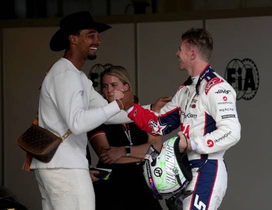 FORMULA 1 PIRELLI UNITED STATES GRAND PRIX 2024 18.10.2024, Circuit of The Americas, Austin, FORMULA 1 PIRELLI UNITED STATES GRAND PRIX 2024 ,im Bild Zehnkämpfer Leo Neugebauer gratuliert Nico Hülkenberg (DEU), MoneyGram Haas F1 Team zu seinem sechsten Startplatz im Sprintrennen.