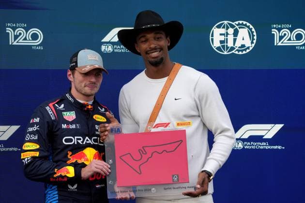 FORMULA 1 PIRELLI UNITED STATES GRAND PRIX 2024 18.10.2024, Circuit of The Americas, Austin, FORMULA 1 PIRELLI UNITED STATES GRAND PRIX 2024 ,im Bild Zehnkämpfer Leo Neugebauer überreicht Max Verstappen (NLD), Oracle Red Bull Racing die Trophäe für die Poelposition im Sprintrennen.
