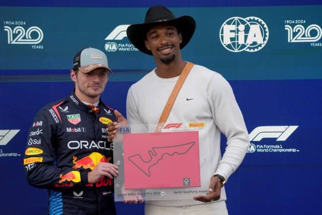 FORMULA 1 PIRELLI UNITED STATES GRAND PRIX 2024 18.10.2024, Circuit of The Americas, Austin, FORMULA 1 PIRELLI UNITED STATES GRAND PRIX 2024 ,im Bild Zehnkämpfer Leo Neugebauer überreicht Max Verstappen (NLD), Oracle Red Bull Racing die Trophäe für die Poelposition im Sprintrennen.