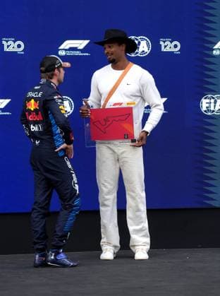 FORMULA 1 PIRELLI UNITED STATES GRAND PRIX 2024 18.10.2024, Circuit of The Americas, Austin, FORMULA 1 PIRELLI UNITED STATES GRAND PRIX 2024 ,im Bild Zehnkämpfer Leo Neugebauer überreicht Max Verstappen (NLD), Oracle Red Bull Racing die Trophäe für die Poelposition im Sprintrennen.