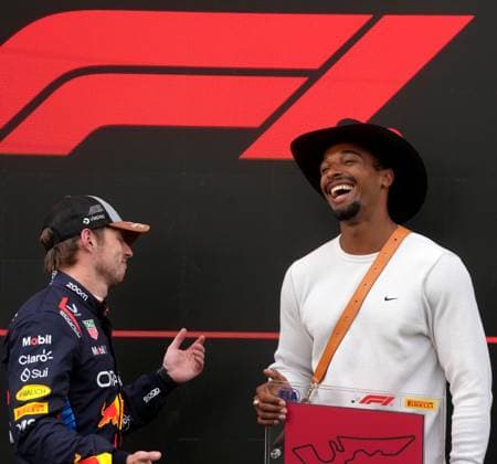FORMULA 1 PIRELLI UNITED STATES GRAND PRIX 2024 18.10.2024, Circuit of The Americas, Austin, FORMULA 1 PIRELLI UNITED STATES GRAND PRIX 2024 ,im Bild Zehnkämpfer Leo Neugebauer überreicht Max Verstappen (NLD), Oracle Red Bull Racing die Trophäe für die Poelposition im Sprintrennen.