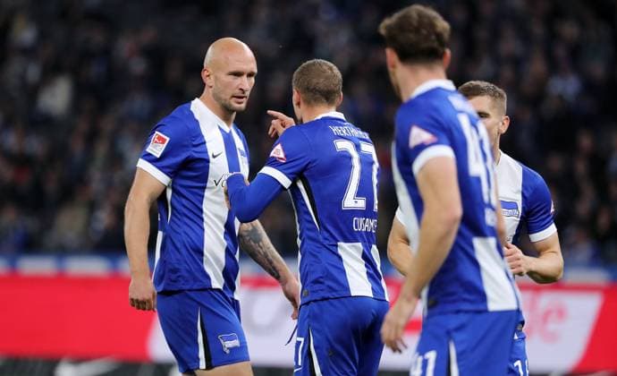 Michael Cuisance redet mit Toni Leistner Aktion Oberkörper Fußball Fussball DFL 2.Bundesliga Herren 9.Spieltag Saison 2024 2025 18.10.2024 Hertha BSC Berlin vs. Eintracht Braunschweig BTSV DFL regulations prohibit any use of photographs as image sequences and or quasi-video