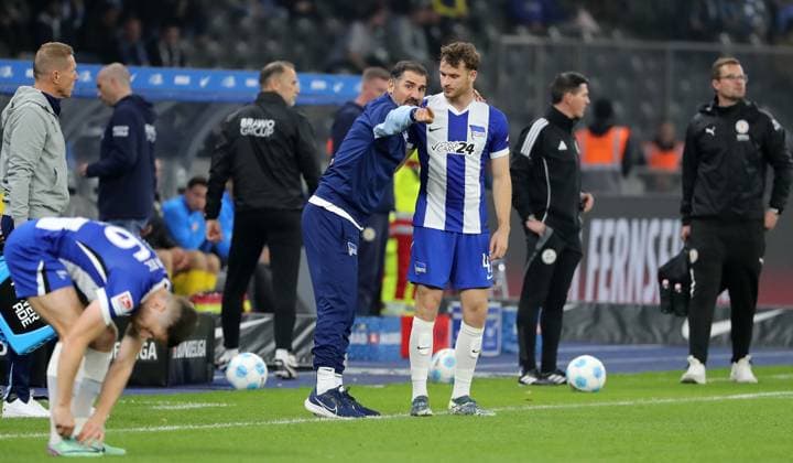 Trainer Cristian Fiel redet mit Pascal Klemens Fußball Fussball DFL 2.Bundesliga Herren 9.Spieltag Saison 2024 2025 18.10.2024 Hertha BSC Berlin vs. Eintracht Braunschweig BTSV DFL regulations prohibit any use of photographs as image sequences and or quasi-video