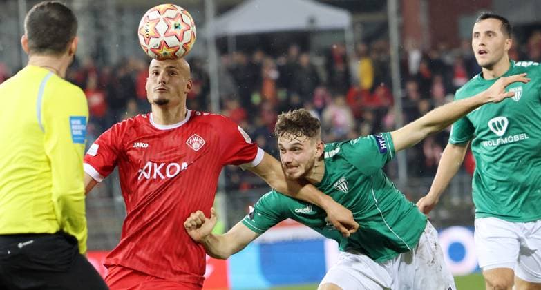 Alem Japaur (links, Würzburg) im Duell mit Luca Trslic (SChweinfurt); Fußball, Regionalliga Bayern, Saison 2024 25, FC Würzburger Kickers - 1. FC Schweinfurt 05 1:0 (0:0), 18.101.2024, Arkon Arena, Stadion am Dallenberg, Würzburg