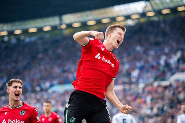 19.10.2024 - Fußball, 2024 2025, 2. Bundesliga, 9. Spieltag, Hannover 96 - FC Schalke 04: (R) Fabian Kunze (Hannover) jubelt nach seinem Tor zum 1:0 mit (L) Phil Neumann (Hannover) DFL REGULATIONS PROHIBIT ANY USE OF PHOTOGRAPHS AS IMAGE SEQUENCES AND OR QUASI-VIDEO.
