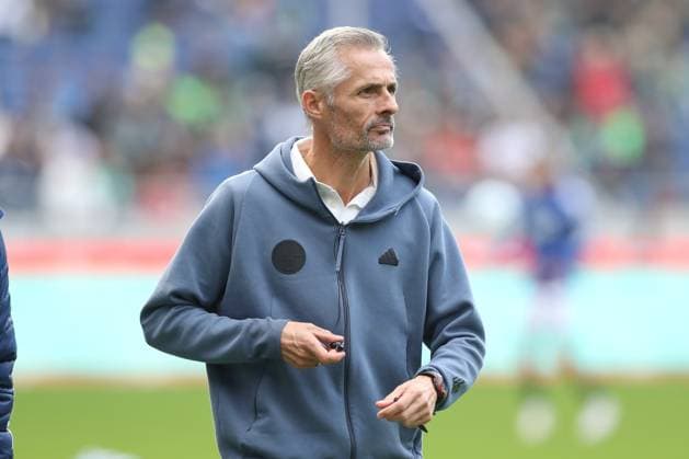 19.10.2024, xtgx, Fussball - 2.Bundesliga, Hannover 96 - FC Schalke 04 emspor, v.l. Kees van Wonderen (Schalke, Trainer) (DFL DFB REGULATIONS PROHIBIT ANY USE OF PHOTOGRAPHS as IMAGE SEQUENCES and or QUASI-VIDEO) Hannover