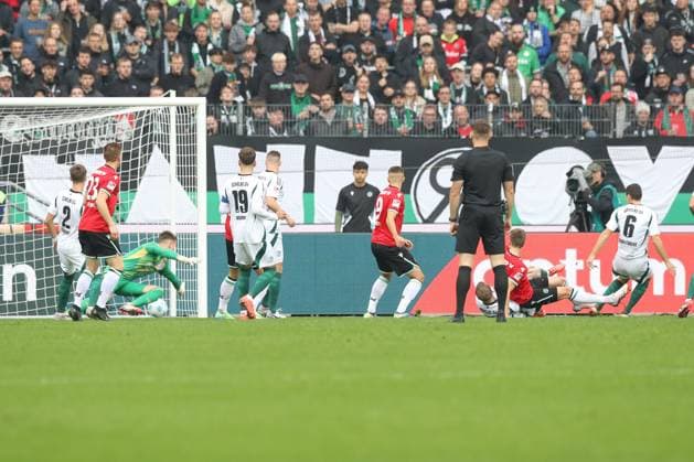 19.10.2024, xtgx, Fussball - 2.Bundesliga, Hannover 96 - FC Schalke 04 emspor, v.l. Tor zum 1:0 durch Fabian Kunze (Hannover, 6) (DFL DFB REGULATIONS PROHIBIT ANY USE OF PHOTOGRAPHS as IMAGE SEQUENCES and or QUASI-VIDEO) Hannover