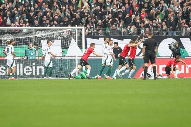 19.10.2024, xtgx, Fussball - 2.Bundesliga, Hannover 96 - FC Schalke 04 emspor, v.l. Jubel nach dem 1:0 durch Fabian Kunze (Hannover, 6) (DFL DFB REGULATIONS PROHIBIT ANY USE OF PHOTOGRAPHS as IMAGE SEQUENCES and or QUASI-VIDEO) Hannover