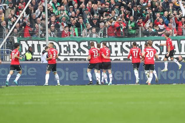 19.10.2024, xtgx, Fussball - 2.Bundesliga, Hannover 96 - FC Schalke 04 emspor, v.l. Jubel nach dem 1:0 durch Fabian Kunze (Hannover, 6) (DFL DFB REGULATIONS PROHIBIT ANY USE OF PHOTOGRAPHS as IMAGE SEQUENCES and or QUASI-VIDEO) Hannover