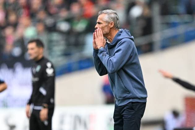 2. Bundesliga - Hannover 06 - FC Schalke 04 am 19.10.2024 in der HDI Arena in Hannover Trainer Kees van Wonderen (Schalke) unzufrieden, enttäuscht, enttaeuscht, niedergeschlagen.