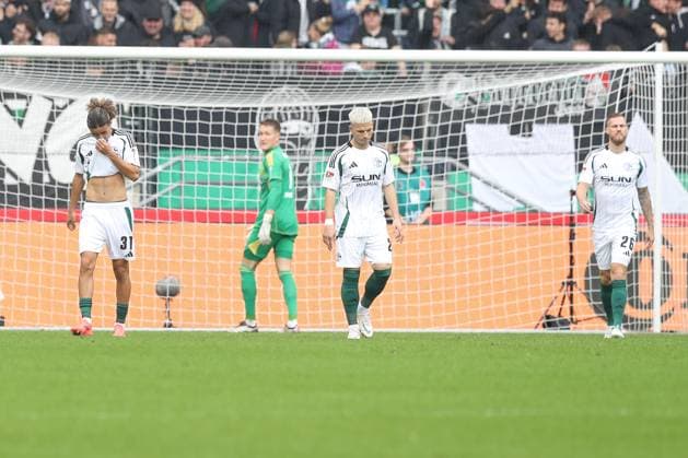 19.10.2024, xtgx, Fussball - 2.Bundesliga, Hannover 96 - FC Schalke 04 emspor, v.l. Taylan Bulut (Schalke, 31) enttaeuscht, schaut enttaeuscht, niedergeschlagen, disappointed (DFL DFB REGULATIONS PROHIBIT ANY USE OF PHOTOGRAPHS as IMAGE SEQUENCES and or QUASI-VIDEO) Hannover