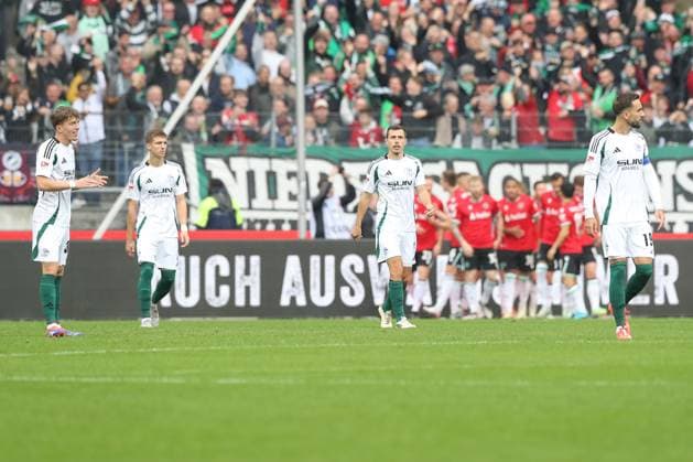 19.10.2024, xtgx, Fussball - 2.Bundesliga, Hannover 96 - FC Schalke 04 emspor, v.l. Schalke um Ron Schallenber (Schalke, 6) enttaeuscht, schaut enttaeuscht, niedergeschlagen, disappointed (DFL DFB REGULATIONS PROHIBIT ANY USE OF PHOTOGRAPHS as IMAGE SEQUENCES and or QUASI-VIDEO) Hannover