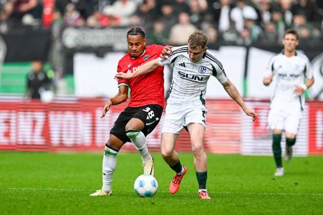 2. Bundesliga - Hannover 06 - FC Schalke 04 am 19.10.2024 in der HDI Arena in Hannover Monju Thaddaeus Momuluh (Hannover 96) im Zweikampf gegen Derry Murkin (Schalke).