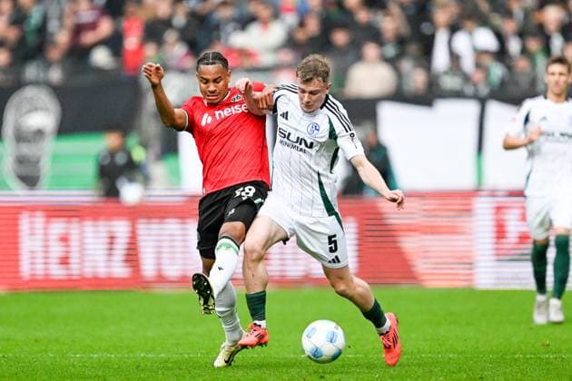 2. Bundesliga - Hannover 06 - FC Schalke 04 am 19.10.2024 in der HDI Arena in Hannover Monju Thaddaeus Momuluh (Hannover 96) im Zweikampf gegen Derry Murkin (Schalke).