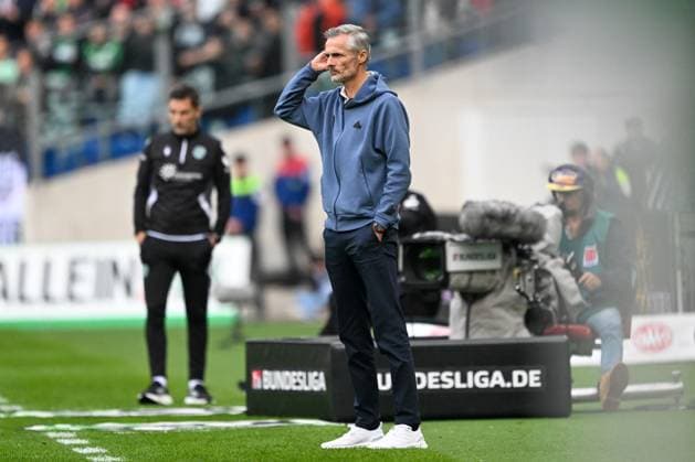 2. Bundesliga - Hannover 06 - FC Schalke 04 am 19.10.2024 in der HDI Arena in Hannover Trainer Kees van Wonderen (Schalke) unzufrieden, enttäuscht, enttaeuscht, niedergeschlagen.