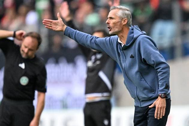 2. Bundesliga - Hannover 06 - FC Schalke 04 am 19.10.2024 in der HDI Arena in Hannover Trainer Kees van Wonderen (Schalke) unzufrieden, enttäuscht, enttaeuscht, niedergeschlagen.