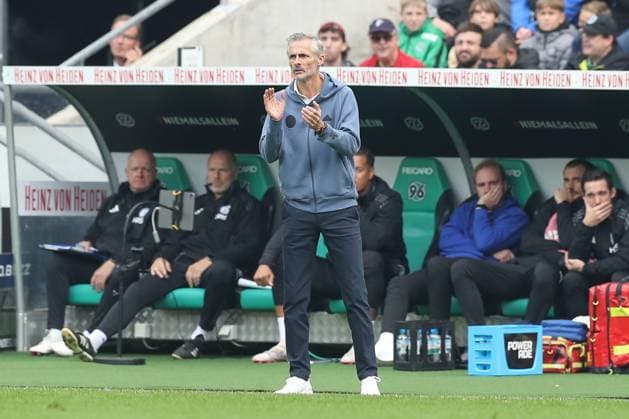 19.10.2024, xtgx, Fussball - 2.Bundesliga, Hannover 96 - FC Schalke 04 emspor, v.l. Kees van Wonderen (Schalke, Trainer) gibt Anweisungen, gestikuliert mit den Armen, gesticulate, gives instructions (DFL DFB REGULATIONS PROHIBIT ANY USE OF PHOTOGRAPHS as IMAGE SEQUENCES and or QUASI-VIDEO) Hannover