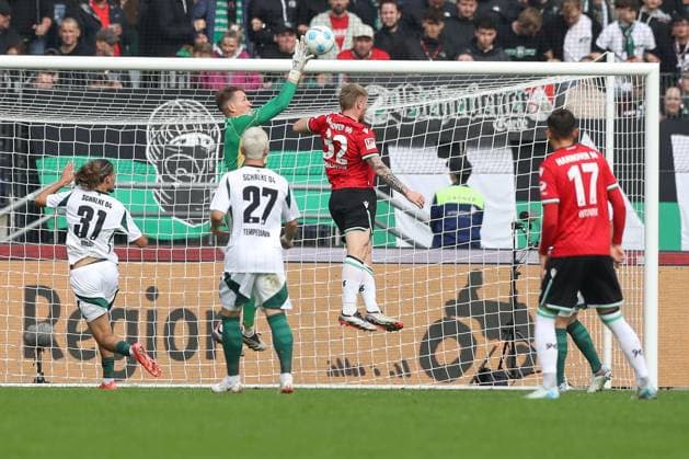 19.10.2024, xtgx, Fussball - 2.Bundesliga, Hannover 96 - FC Schalke 04 emspor, v.l. Ron Thorben Hoffmann (Schalke, 1) Parade, haelt den Ball, faengt den Ball, pariert (DFL DFB REGULATIONS PROHIBIT ANY USE OF PHOTOGRAPHS as IMAGE SEQUENCES and or QUASI-VIDEO) Hannover