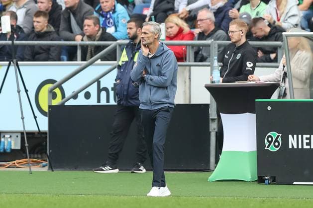 19.10.2024, xtgx, Fussball - 2.Bundesliga, Hannover 96 - FC Schalke 04 emspor, v.l. Kees van Wonderen (Schalke, Trainer) nachdenklich (DFL DFB REGULATIONS PROHIBIT ANY USE OF PHOTOGRAPHS as IMAGE SEQUENCES and or QUASI-VIDEO) Hannover
