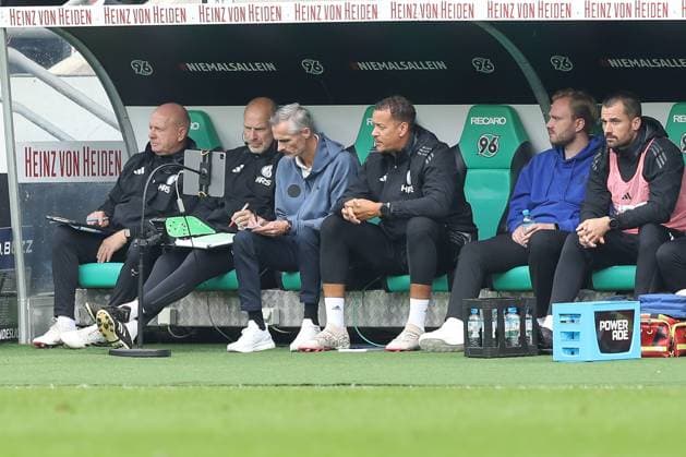 19.10.2024, xtgx, Fussball - 2.Bundesliga, Hannover 96 - FC Schalke 04 emspor, v.l. Kees van Wonderen (Schalke, Trainer) nachdenklich (DFL DFB REGULATIONS PROHIBIT ANY USE OF PHOTOGRAPHS as IMAGE SEQUENCES and or QUASI-VIDEO) Hannover