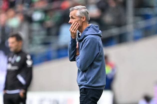 2. Bundesliga - Hannover 06 - FC Schalke 04 am 19.10.2024 in der HDI Arena in Hannover Trainer Kees van Wonderen (Schalke) unzufrieden, enttäuscht, enttaeuscht, niedergeschlagen.
