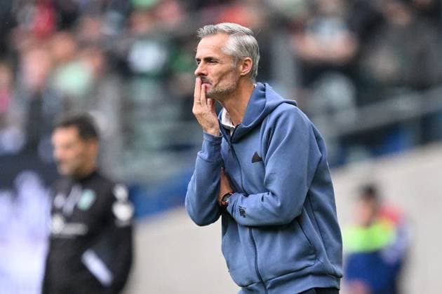2. Bundesliga - Hannover 06 - FC Schalke 04 am 19.10.2024 in der HDI Arena in Hannover Trainer Kees van Wonderen (Schalke) unzufrieden, enttäuscht, enttaeuscht, niedergeschlagen.