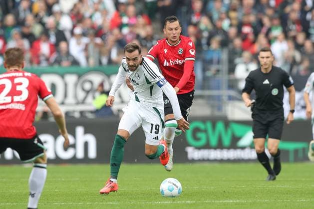 19.10.2024, xtgx, Fussball - 2.Bundesliga, Hannover 96 - FC Schalke 04 emspor, v.l. Kenan Karaman (Schalke, 19), Bartlomiej Wdowik (Hannover, 17) Zweikampf, Duell, Kampf, tackle (DFL DFB REGULATIONS PROHIBIT ANY USE OF PHOTOGRAPHS as IMAGE SEQUENCES and or QUASI-VIDEO) Hannover