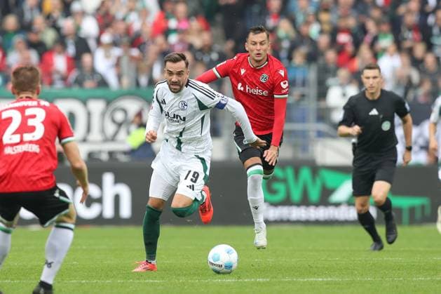 19.10.2024, xtgx, Fussball - 2.Bundesliga, Hannover 96 - FC Schalke 04 emspor, v.l. Kenan Karaman (Schalke, 19), Bartlomiej Wdowik (Hannover, 17) Zweikampf, Duell, Kampf, tackle (DFL DFB REGULATIONS PROHIBIT ANY USE OF PHOTOGRAPHS as IMAGE SEQUENCES and or QUASI-VIDEO) Hannover