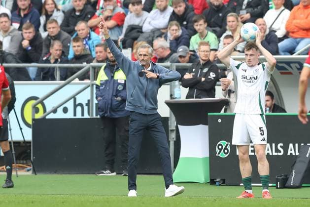 19.10.2024, xtgx, Fussball - 2.Bundesliga, Hannover 96 - FC Schalke 04 emspor, v.l. Kees van Wonderen (Schalke, Trainer) gibt Anweisungen, gestikuliert mit den Armen, gesticulate, gives instructions (DFL DFB REGULATIONS PROHIBIT ANY USE OF PHOTOGRAPHS as IMAGE SEQUENCES and or QUASI-VIDEO) Hannover