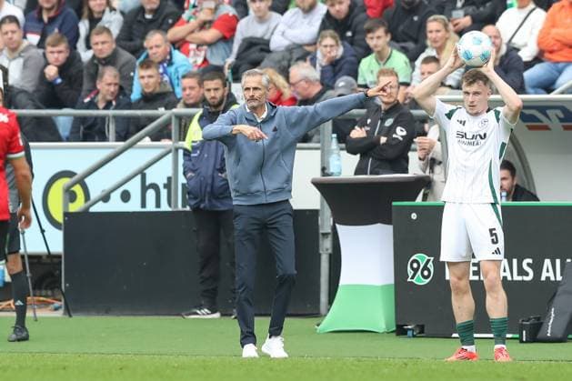 19.10.2024, xtgx, Fussball - 2.Bundesliga, Hannover 96 - FC Schalke 04 emspor, v.l. Kees van Wonderen (Schalke, Trainer) gibt Anweisungen, gestikuliert mit den Armen, gesticulate, gives instructions (DFL DFB REGULATIONS PROHIBIT ANY USE OF PHOTOGRAPHS as IMAGE SEQUENCES and or QUASI-VIDEO) Hannover