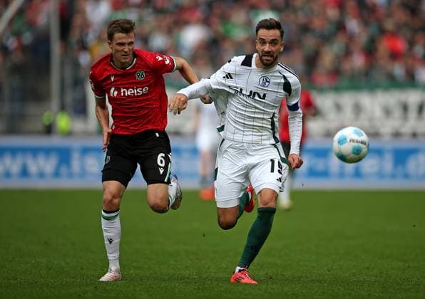 19.10.2024, Fussball 2. Bundesliga 2024 2025, 9. Spieltag, Hannover 96 - FC Schalke 04 , in der Heinz von Heiden Arena Hannover. (L-R) Fabian Kunze (Hannover) gegen Kenan Karaman (Schalke 04)