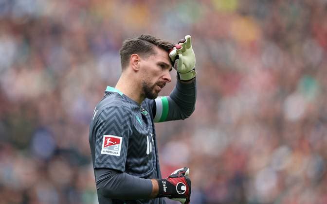 19.10.2024, Fussball 2. Bundesliga 2024 2025, 9. Spieltag, Hannover 96 - FC Schalke 04 , in der Heinz von Heiden Arena Hannover. Torwart Ron-Robert Zieler (Hannover)