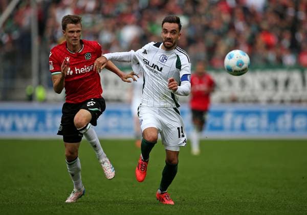 19.10.2024, Fussball 2. Bundesliga 2024 2025, 9. Spieltag, Hannover 96 - FC Schalke 04 , in der Heinz von Heiden Arena Hannover. (L-R) Fabian Kunze (Hannover) gegen Kenan Karaman (Schalke 04)