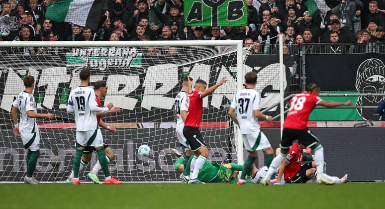 19.10.2024, Fussball 2. Bundesliga 2024 2025, 9. Spieltag, Hannover 96 - FC Schalke 04 , in der Heinz von Heiden Arena Hannover. Tor zum 1:0